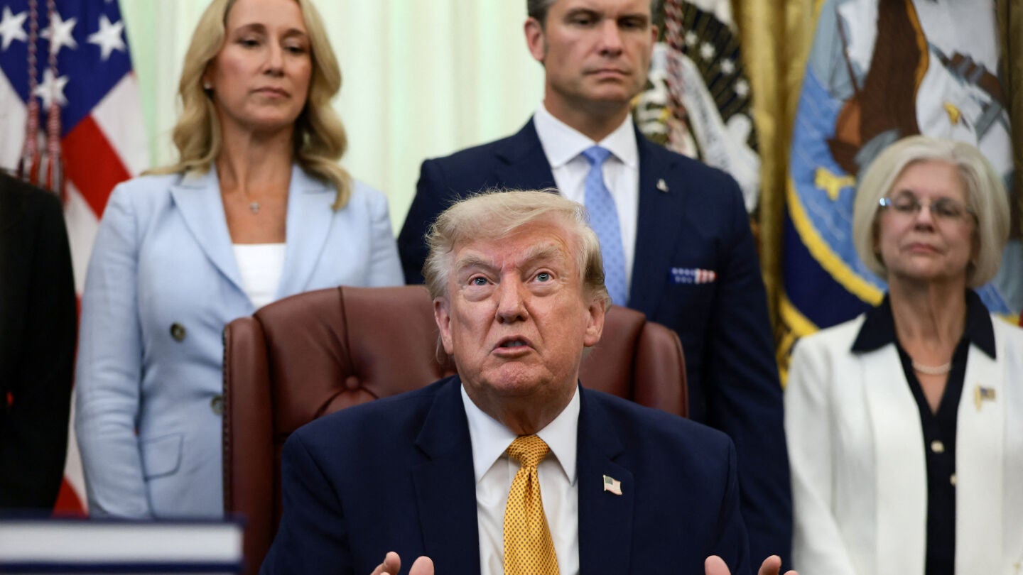 El presidente estadounidense Donald Trump responde a preguntas de los medios de comunicaci&oacute;n tras firmar una orden ejecutiva