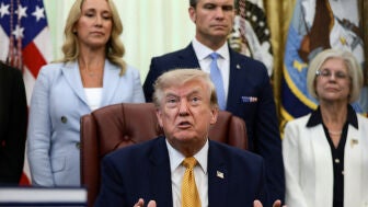 El presidente estadounidense Donald Trump responde a preguntas de los medios de comunicaci&oacute;n tras firmar una orden ejecutiva