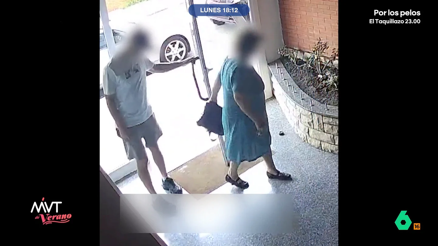Detienen a un hombre en Barcelona por robar a ancianas: las seguía hasta su portal y les quitaba las joyas El ladrón, de 36 años, ha sido acusado de robar a siete ancianas. Lo hacía con el método del tirón y, en algún caso, llegó a agredirlas. Vendía las joyas en una tienda de compraventa de oro.