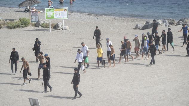 Imagen de archivo de varios migrantes entrando a Ceuta.