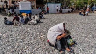 Los migrantes que han cruzado a Espa&ntilde;a desde Marruecos se concentran en una playa del enclave espa&ntilde;ol de Ceuta.