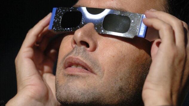 En la imagen de archivo, un hombre observa en Barcelona un eclipse solar.