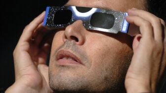 En la imagen de archivo, un hombre observa en Barcelona un eclipse solar.