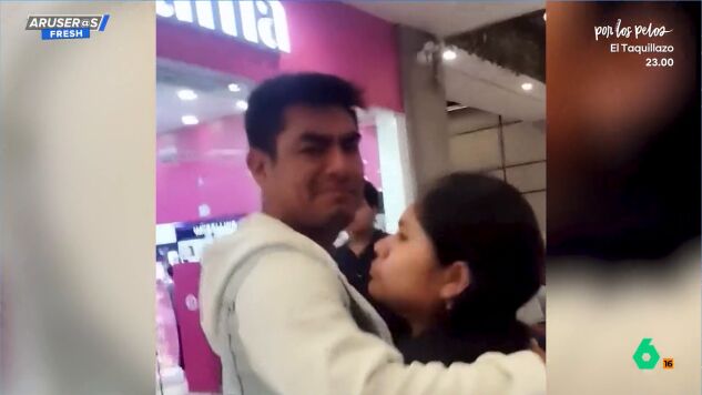 Pilla a su marido, desaparecido desde hace seis meses, paseando con su amante en un centro comercial: "Has abandonado a tus dos hijas"