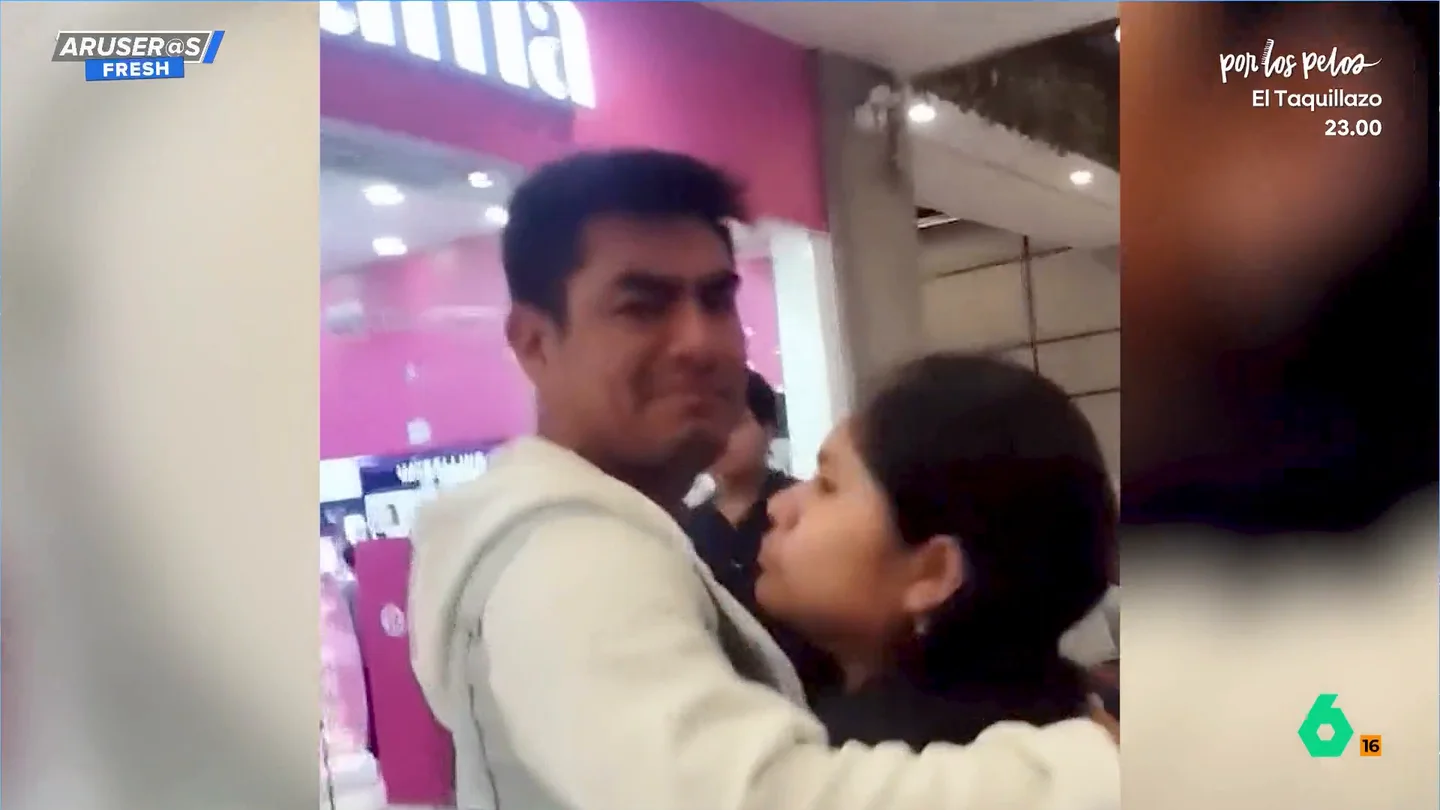 Pilla a su marido, desaparecido desde hace seis meses, paseando con su amante en un centro comercial: "Has abandonado a tus dos hijas" Pilla a su marido, desaparecido desde hace seis meses, paseando con su amante en un centro comercial: "Has abandonado a tus dos hijas"