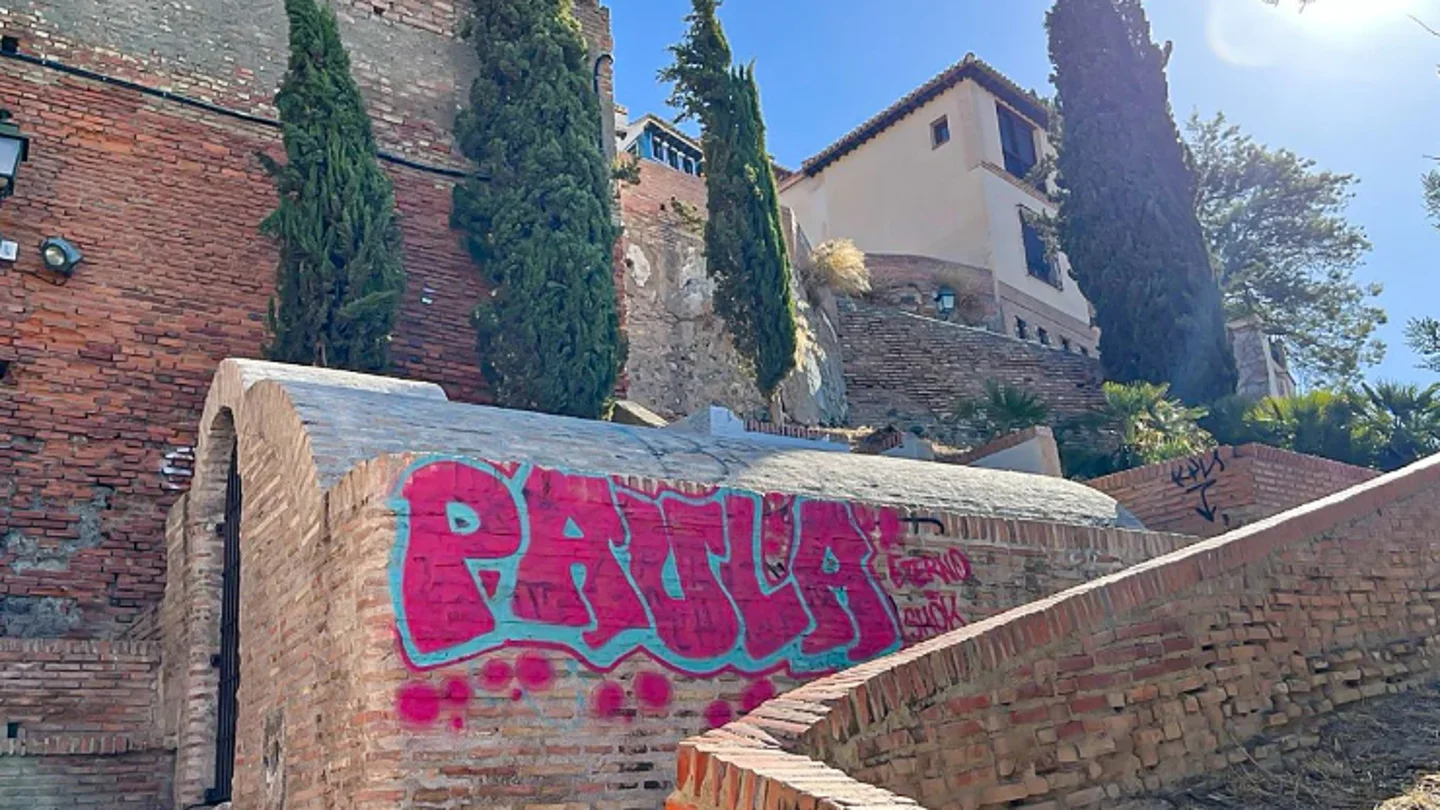 El Aljibe del Zenete, en Granada, con el grafiti. El Aljibe del Zenete, en Granada, con el grafiti.