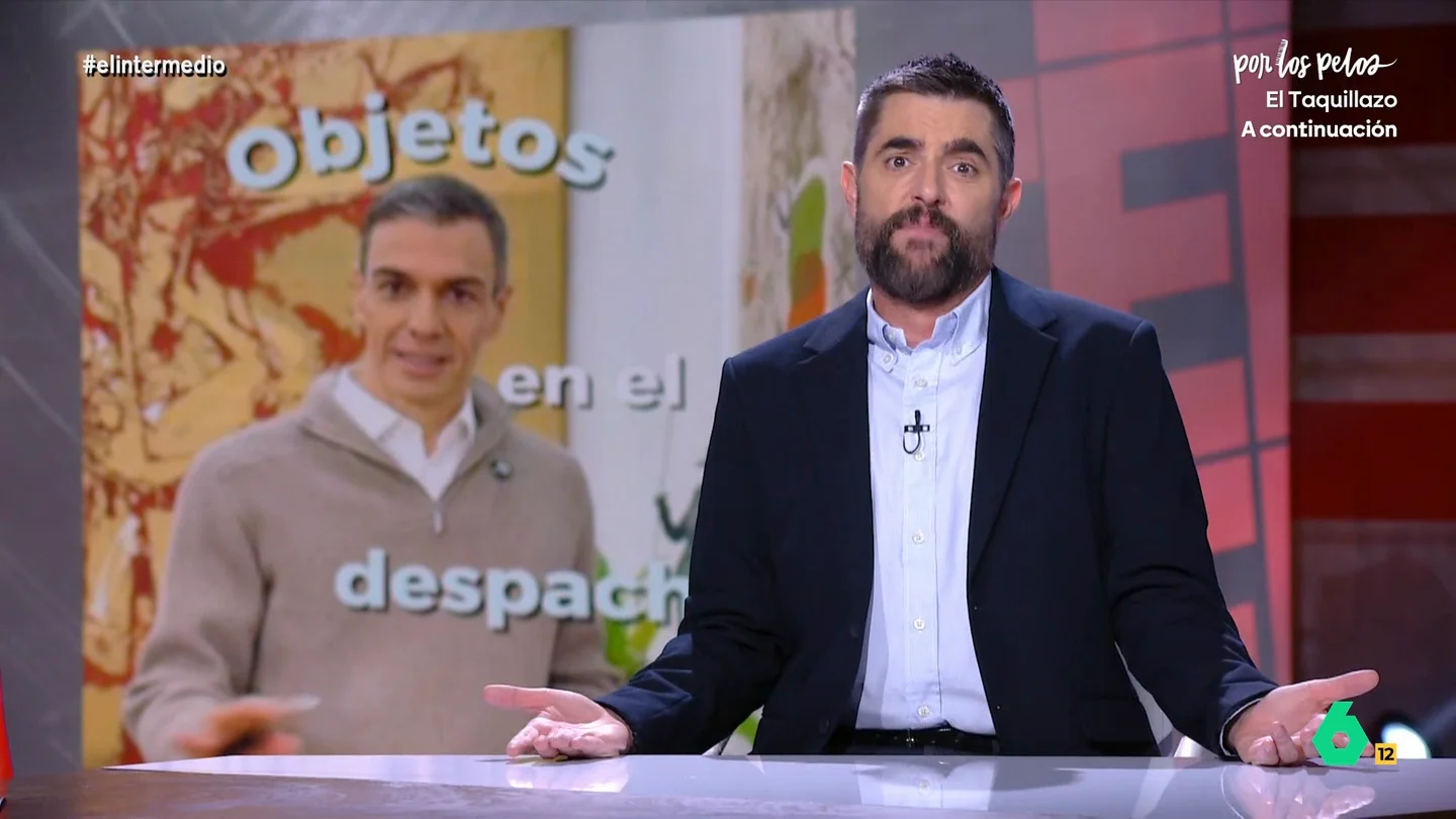 Dani Mateo analiza el perfil de TikTok de Pedro Sánchez: "Alguien necesita que le desconecten el wifi para que no suba cosas" El colaborador no dudaba en pedir al presidente del Gobierno que dejara de subir vídeos "contando sus mierdas": desde mostrar los deportes que practica a los objetos que decoran su despacho.