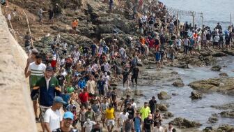 Migrantes regresando a Marruecos tras la entrada masiva a la ciudad de Ceuta.
