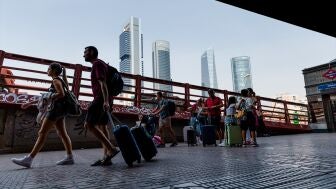 Varias personas en la estaci&oacute;n de Chamart&iacute;n