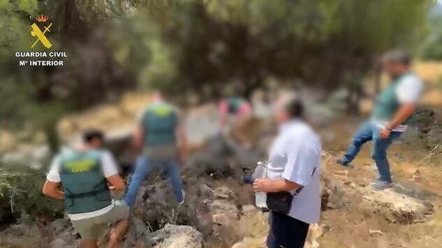 Imagen del momento en el que agentes de la Guardia Civil encuentran restos humanos de un hombre desaparecido en 2020 