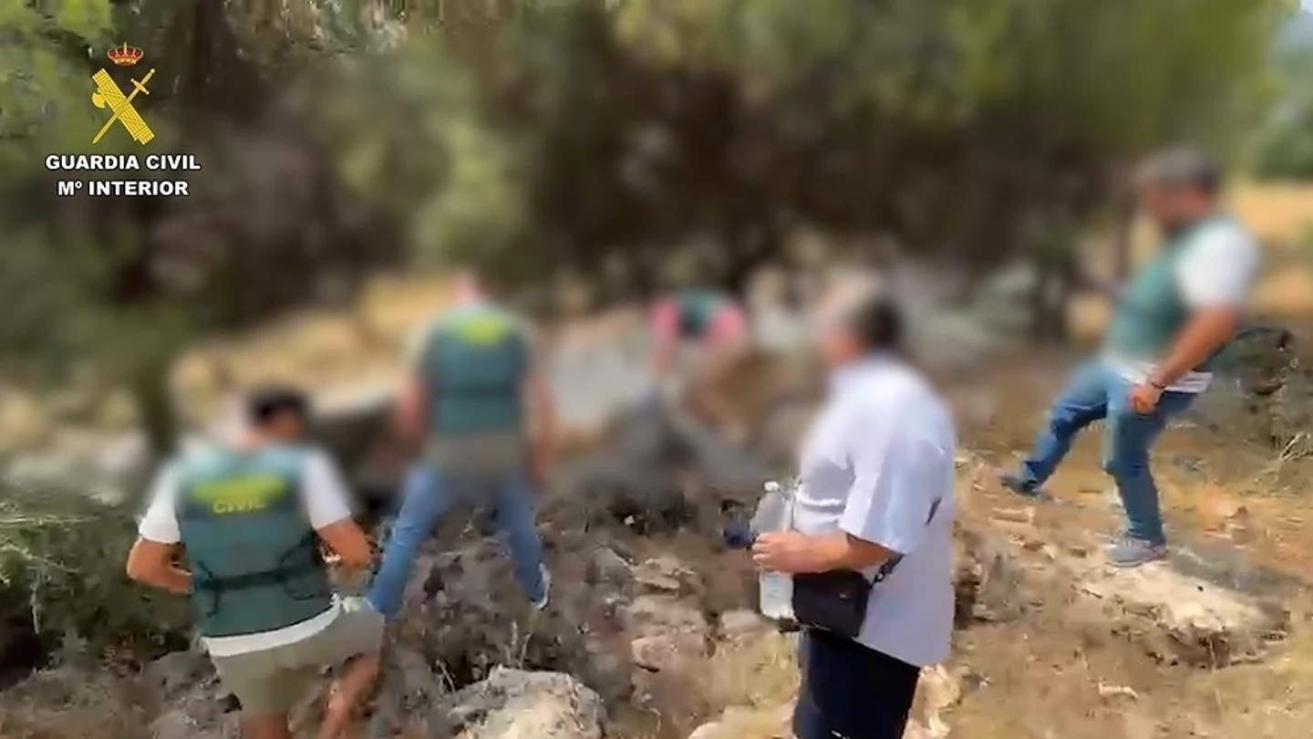 Imagen del momento en el que agentes de la Guardia Civil encuentran restos humanos de un hombre desaparecido en 2020 Imagen del momento en el que agentes de la Guardia Civil encuentran restos humanos de un hombre desaparecido en 2020