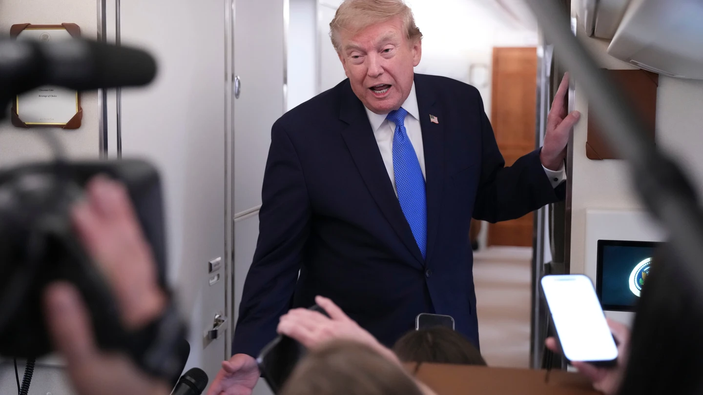 Trump atiende a los medios en la puerta del Air Force One Trump atiende a los medios en la puerta del Air Force One