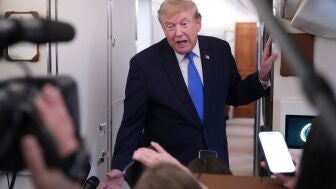 Trump atiende a los medios en la puerta del Air Force One