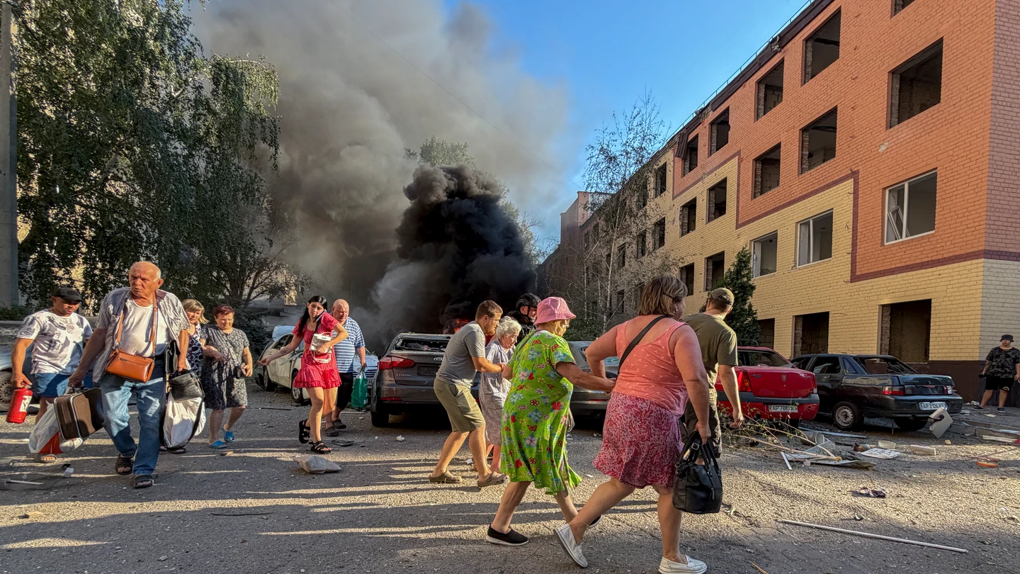 Residentes de Zaporiyia (Ucrania), después de un ataque ruso el 2 de agosto de 2026 Residentes de Zaporiyia (Ucrania), después de un ataque ruso el 2 de agosto de 2026