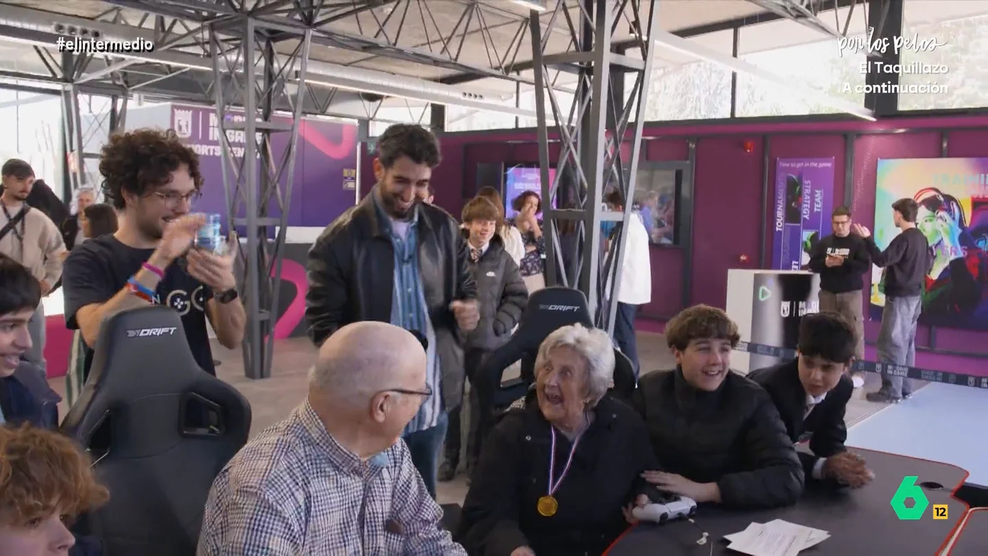 Isma Juárez descubre a Carmen, la nueva reina del 'Street Fighter': "No sabía yo qué era eso" El reportero asistía a la Madrid In Game, un evento en el que gente de la tercera edad y chicos y chicas de la generación Z jugaban videojuegos para demostrar que sus mundos no están tan lejos.