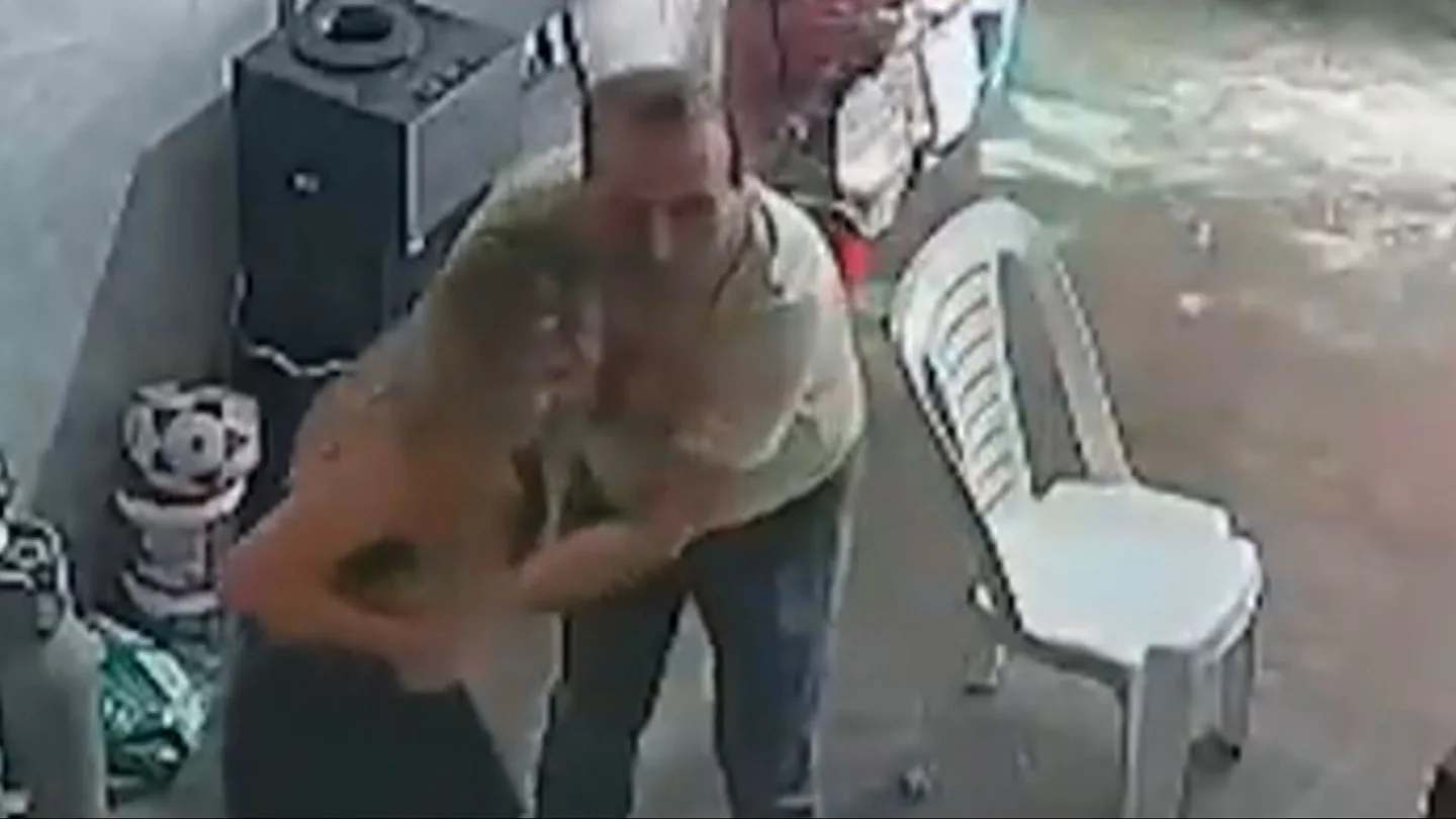 Imagen de una de las agresiones de César Sánchez a la cantante Naldy Saldaña Imagen de una de las agresiones de César Sánchez a la cantante Naldy Saldaña