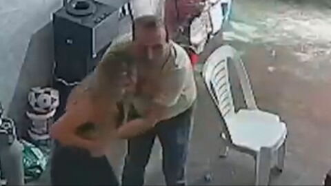 Imagen de una de las agresiones de C&eacute;sar S&aacute;nchez a la cantante Naldy Salda&ntilde;a