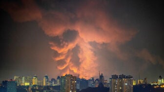 Una densa columna de humo sobre Kyiv (Ucrania), despu&eacute;s de los ataques con misiles bal&iacute;sticos de Rusia sobre la capital ucraniana la madrugada del 5 de agosto de 2026
