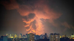 Una densa columna de humo sobre Kyiv (Ucrania), despu&eacute;s de los ataques con misiles bal&iacute;sticos de Rusia sobre la capital ucraniana la madrugada del 5 de agosto de 2026