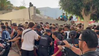 Menores migrantes tirando una valla en Ceuta