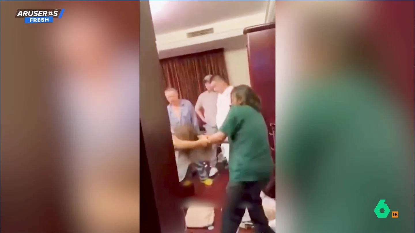 La explosiva reacción viral de una mujer al pillar 'in fraganti' a su marido en la cama con su sobrina La explosiva reacción viral de una mujer al pillar 'in fraganti' a su marido en la cama con su sobrina