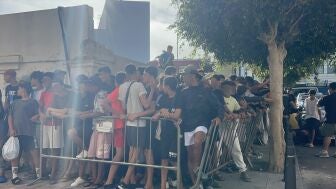 Imagen de archivo. Ni&ntilde;os y ni&ntilde;as esperan a las puertas de la Jefatura Superior de Polic&iacute;a de Ceuta para que les registren.