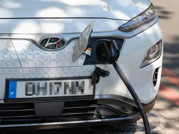 Cambiar un coche de gasolina nuevo por un eléctrico reduce más las emisiones Cambiar un coche de gasolina nuevo por un eléctrico reduce más las emisiones