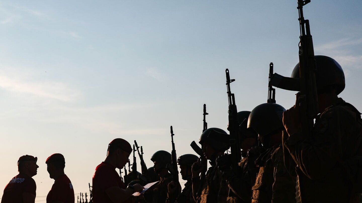 Soldados de la Guardia Nacional Rusa, en el campo de entrenamiento militar de Novosibirsk 