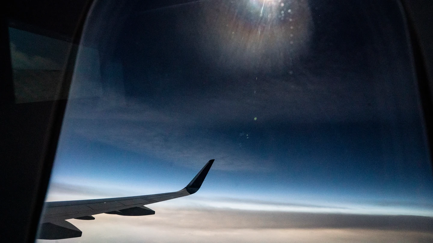 Un eclipse solar, visto desde un avión de Delta Airlines entre Dallas y Detroit en abril de 2024 Un eclipse solar, visto desde un avión de Delta Airlines entre Dallas y Detroit en abril de 2024