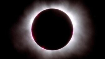 La corona solar vista en el cielo de Bucarest durante un eclipse solar total.