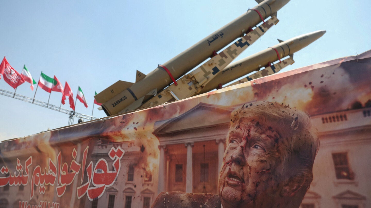 Un cartel de Trump junto a unos misiles en la plaza Azadi de Teher&aacute;n (Ir&aacute;n)