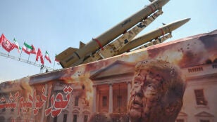 Un cartel de Trump junto a unos misiles en la plaza Azadi de Teher&aacute;n (Ir&aacute;n)