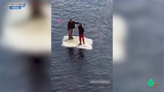 La ins&oacute;lita imagen de dos hombres sobre un t&eacute;mpano en Rusia