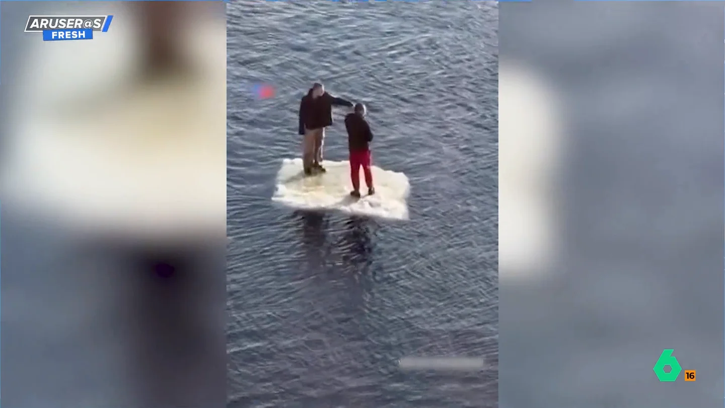La insólita imagen de dos hombres sobre un témpano en Rusia La insólita imagen de dos hombres sobre un témpano en Rusia
