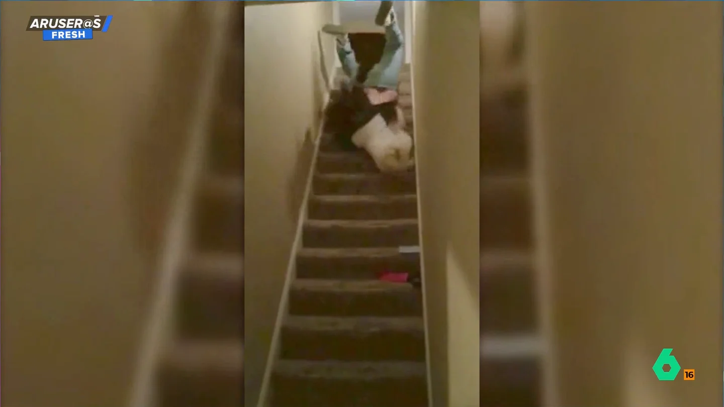 La brutal caída de una pareja por unas escaleras: "Ahora les unirá la misma habitación del hospital" La brutal caída de una pareja por unas escaleras: "Ahora les unirá la misma habitación del hospital"