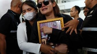 Familiares de las v&iacute;ctimas del tiroteo en una escuela en Tailandia