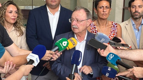 Juan Jes&uacute;s Vivas, presidente de la Ciudad Aut&oacute;noma de Ceuta, realiza declaraciones tras reunirse con la ministra de Juventud e Infancia, Sira Rego.