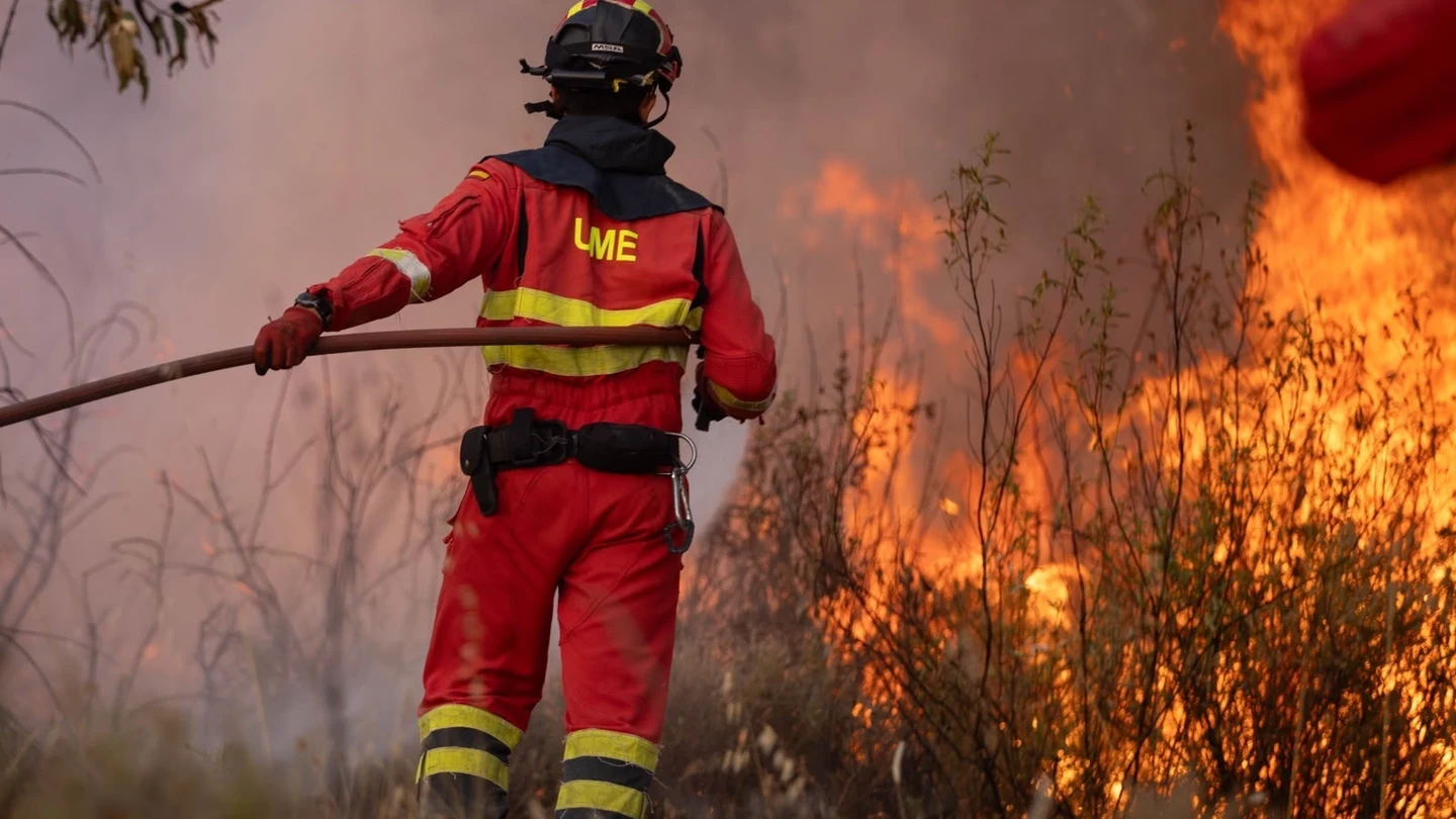 Trabajos de extinción del incendio en el paraje Raboconejo de Niebla (Huelva). Trabajos de extinción del incendio en el paraje Raboconejo de Niebla (Huelva).