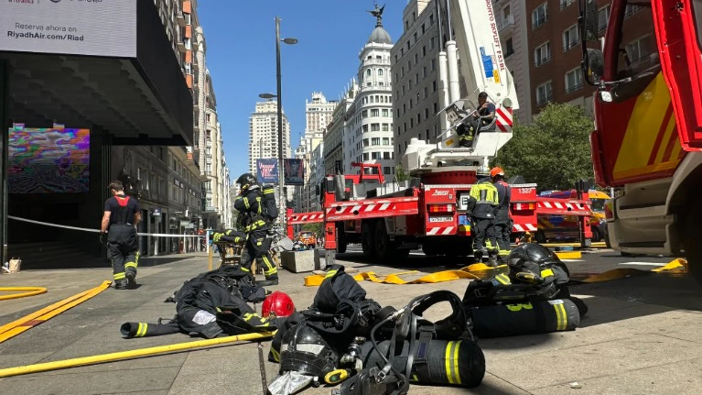 Un incendio en la cocina de un restaurante obliga a cerrar la Gran Vía de Madrid Un incendio en la cocina de un restaurante obliga a cerrar la Gran Vía de Madrid