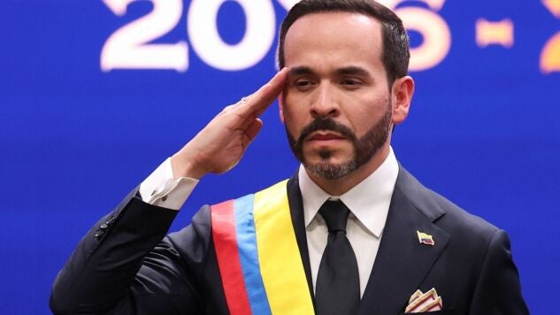 De la Espriella, presidente de Colombia, hace el saludo militar