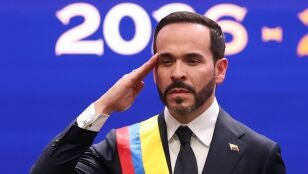 De la Espriella, presidente de Colombia, hace el saludo militar