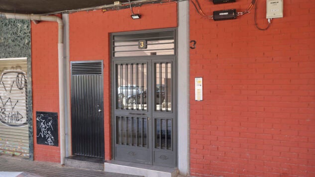 La Polic&iacute;a Nacional ha detenido a la nuera del hombre de 84 a&ntilde;os fallecido este viernes presuntamente estrangulamiento en una vivienda del distrito madrile&ntilde;o de Ciudad Lineal, seg&uacute;n han explicado a EFE fuentes pr&oacute;ximas a la investigaci&oacute;n. El suceso ha tenido lugar alrededor de las 15:00 horas de este viernes, en el n&uacute;mero 3 de la calle Valent&iacute;n Aguirre de Madrid, donde, por causas que se desconocen, ha fallecido este var&oacute;n, que presentaba s&iacute;ntomas compatibles con un estrangulamiento.