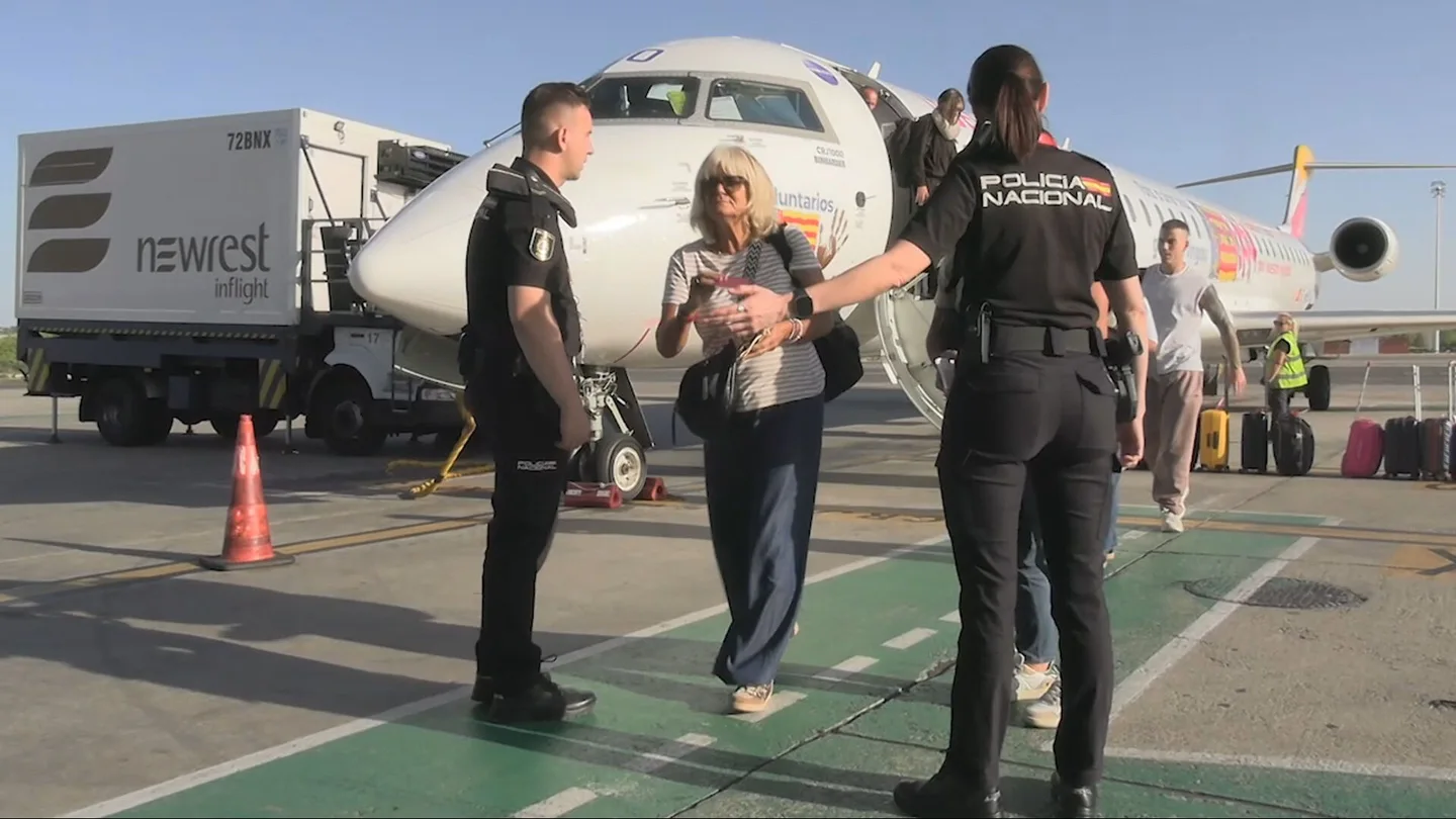 La Policía Nacional, con viajeros que llegan de Italia La Policía Nacional, con viajeros que llegan de Italia