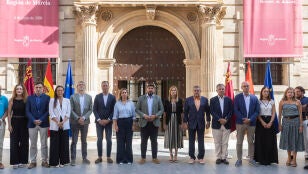L&oacute;pez Miras, presidente de Murcia, guarda un minuto de silencio junto a otros miembros de su Gobierno