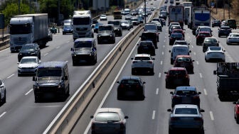 Decenas de veh&iacute;culos en la carretera A-4, a 31 de julio de 2026, en Madrid