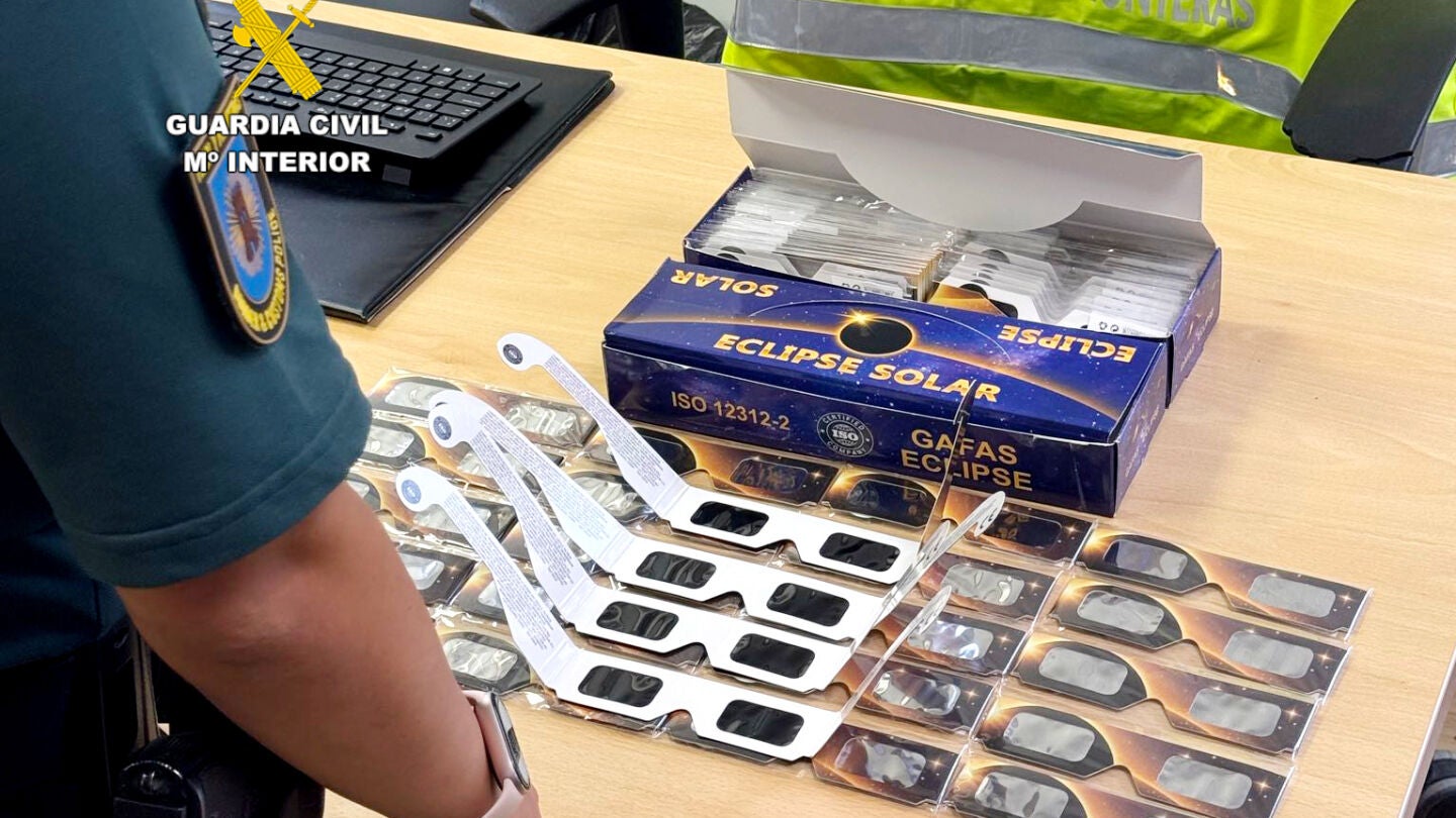 La Guardia Civil de Cantabria ha intervenido cerca de 100 unidades de gafas expuestas para su venta y publicitadas para su uso durante el eclipse solar aunque carecían de la homologación ISO correcta