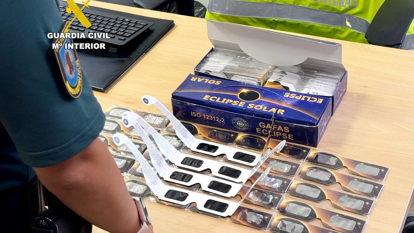 La Guardia Civil de Cantabria ha intervenido cerca de 100 unidades de gafas expuestas para su venta y publicitadas para su uso durante el eclipse solar aunque carecían de la homologación ISO correcta La Guardia Civil de Cantabria ha intervenido cerca de 100 unidades de gafas expuestas para su venta y publicitadas para su uso durante el eclipse solar aunque carecían de la homologación ISO correcta