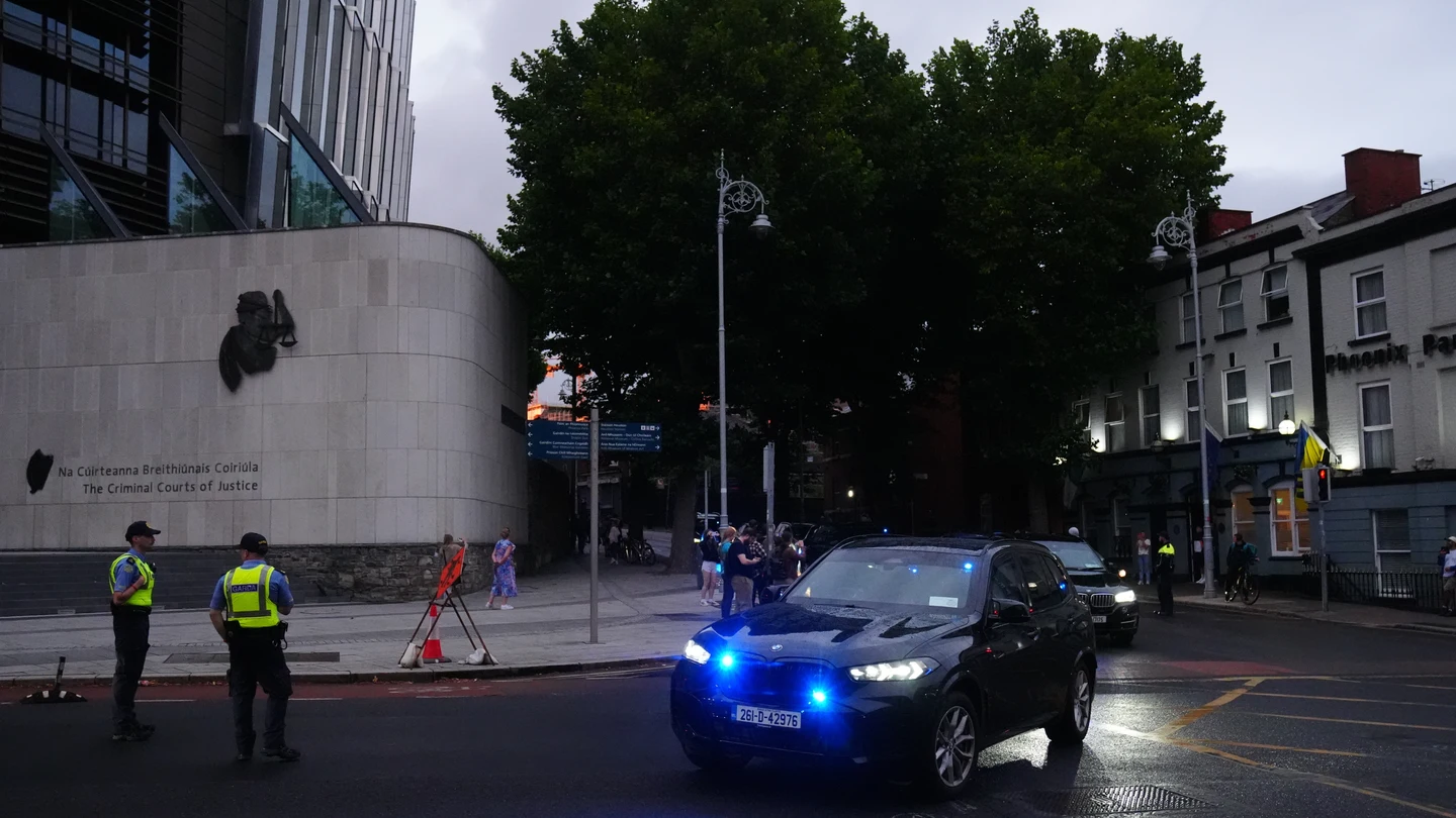 Vehículos de la Garda salen del Tribunal Penal de Dublín tras la comparecencia de Daniel Kinahan Vehículos de la Garda salen del Tribunal Penal de Dublín tras la comparecencia de Daniel Kinahan