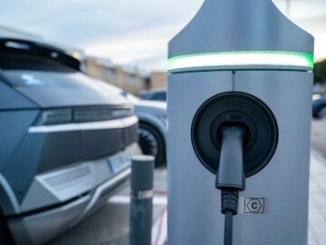 Los coches el&eacute;ctricos de segunda mano disparan sus ventas mientras caen los di&eacute;sel y gasolina