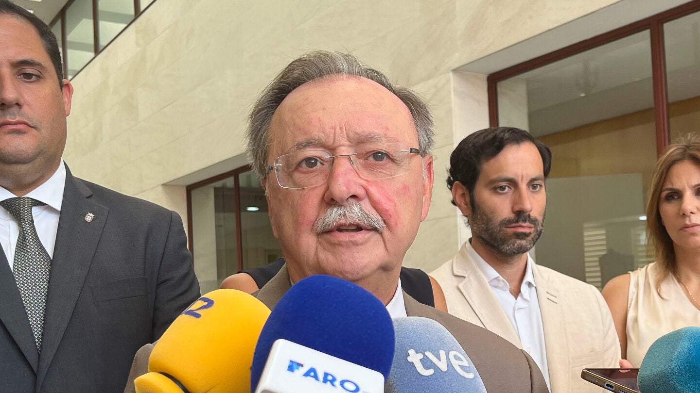 El presidente de Ceuta, Juan Jes&uacute;s Vivas, comparece ante la prensa tras la reuni&oacute;n de coordinaci&oacute;n con el ministro de Pol&iacute;tica Territorial y Memoria Democr&aacute;tica, &Aacute;ngel V&iacute;ctor Torres